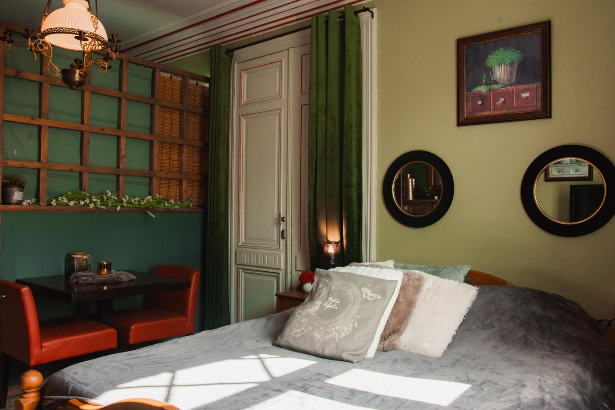Maison d'hôte Les Notes Endormie Chambre Secrète Berzee Exterior foto